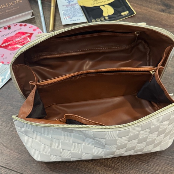 Beauty bundle Skincare Moisturizer Set w Silver bag 2 cosmetic bags - Picture 8 of 10